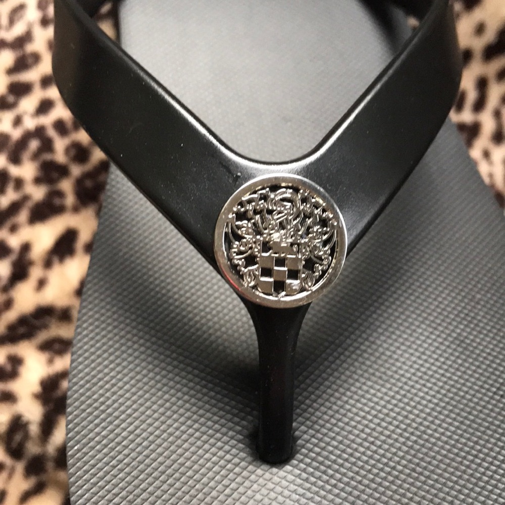 2/$30 Vince Camuto Flip Flip Sandals Black 7 πΊ - Picture 3 of 5